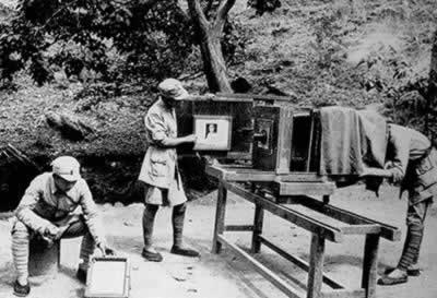 毛泽东发表《在延安文艺座谈会上的讲话》