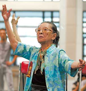 中国当代舞蹈艺术的先驱和奠基人之一戴爱莲女士逝世（历史上今天lssjt.com）